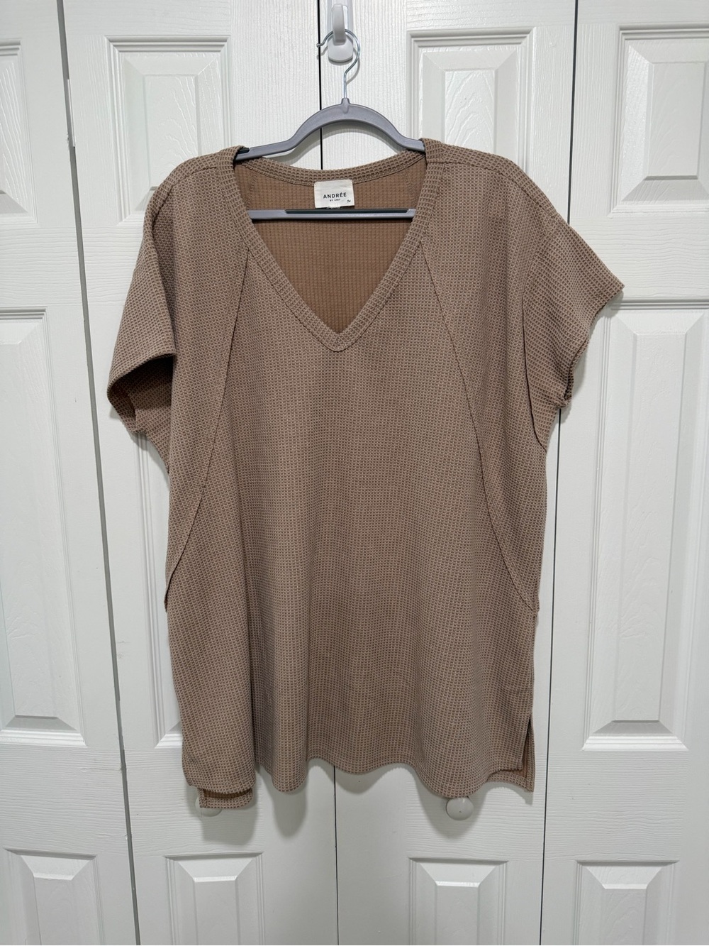 ANDREE Waffle Knit V-Neck Short Sleeve Top - Taupe